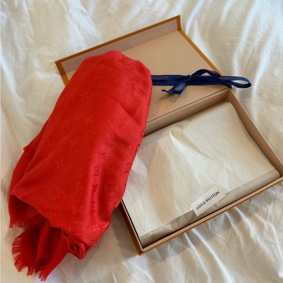Gorgeous Authentic Louis Vuitton Monogram Shine Shawl - Picture 2 of 11